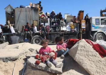UNICEF/UNI863960/El Baba Thousands of Palestinian families flee Gaza City toward the southern part of the Gaza Strip amid heavy bombardment and evacuation order. 15 September 2025