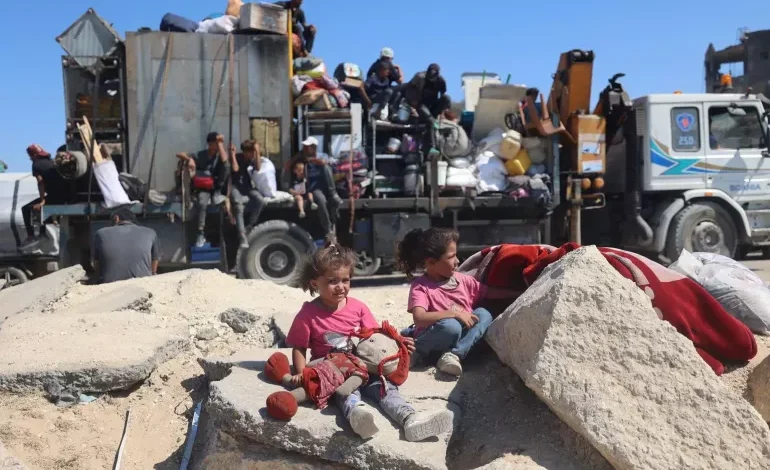 UNICEF/UNI863960/El Baba Thousands of Palestinian families flee Gaza City toward the southern part of the Gaza Strip amid heavy bombardment and evacuation order. 15 September 2025