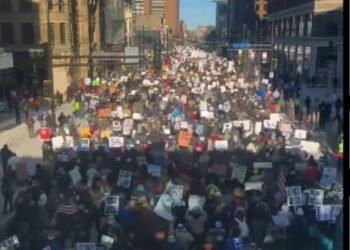 “ NO  ICE” : Thousands demonstrate in Minnesota and across US