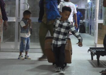 100 Sudanese refugees return from Uganda to Port Sudan under the voluntary return program